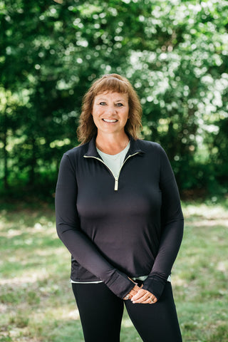 This women’s running quarter zip top is ultra-soft and made with a moisture-wicking fabric so it’s perfect for all running seasons. Quarter zip comes in colors black and misty morning sky blue.
